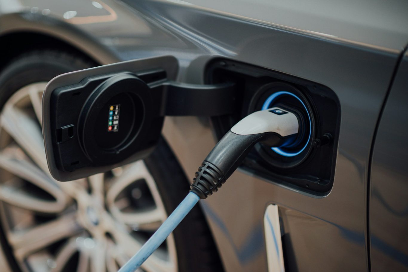 Recharge d’une voiture électrique sur une prise renforcée installée par NB Électricien près de Toulouse.
