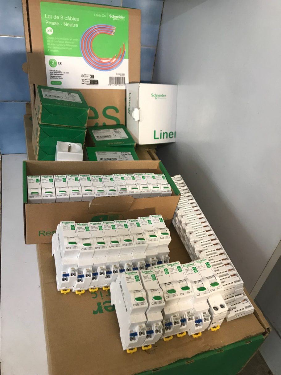 Préparation du matériel électrique Disjoncteurs et matériel de protection électrique préparés avant installation.