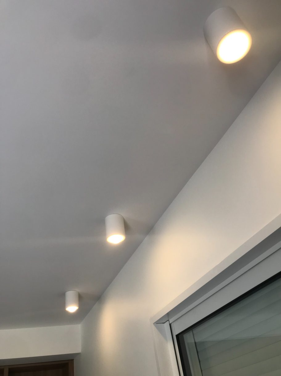 Installation de points lumineux Points lumineux installés au plafond d'une pièce intérieure.