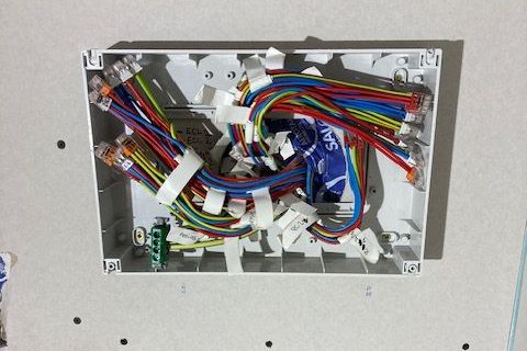 Électricien réalisant des travaux d’installation électrique à Toulouse