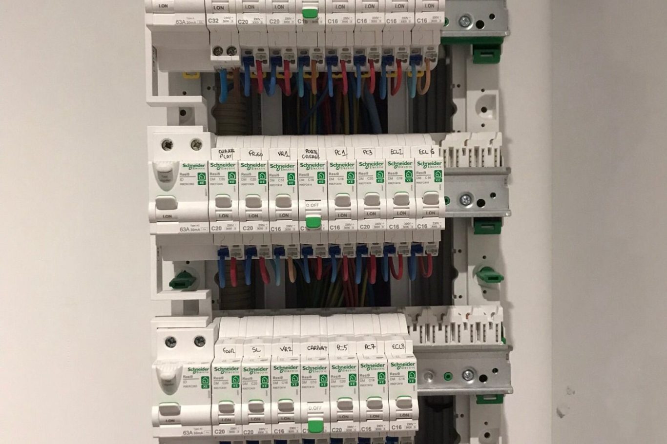Tableau électrique installé par NB Électricien lors de travaux électriques