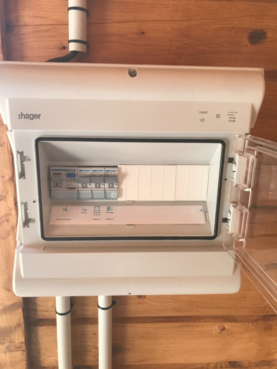 Installation d'un coffret électrique Coffret électrique Hager ouvert avec disjoncteurs et modules de protection.